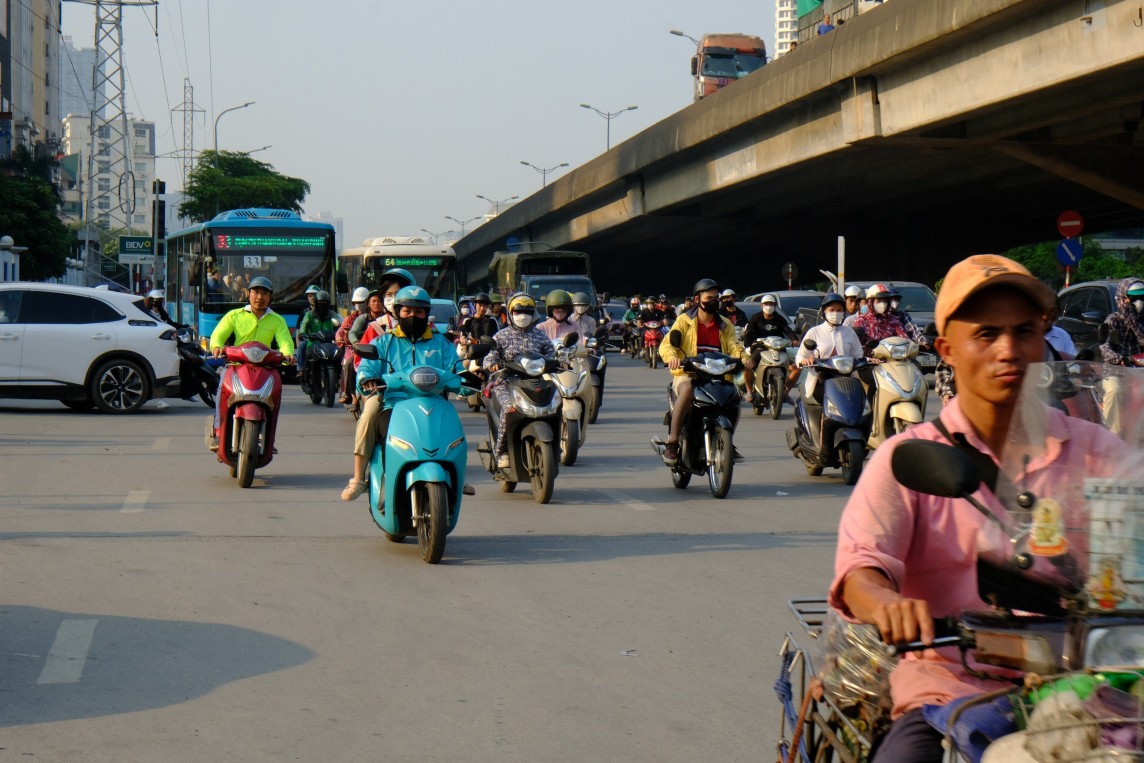 Hà Nội: Chật cứng dòng người và xe về quê  nghỉ lễ 30/4 - 1/5 giữa nắng nóng đỉnh điểm