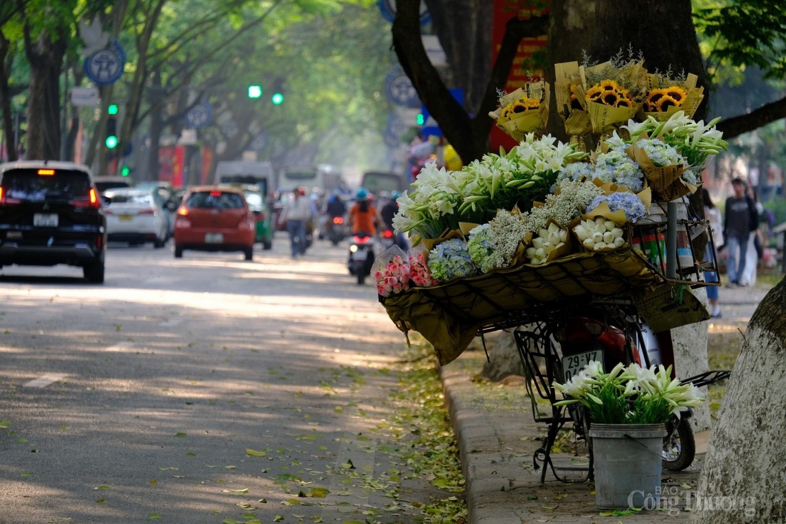 Phố phường Hà Nội tưng bừng cờ hoa chào lễ 30/4 và 1/5