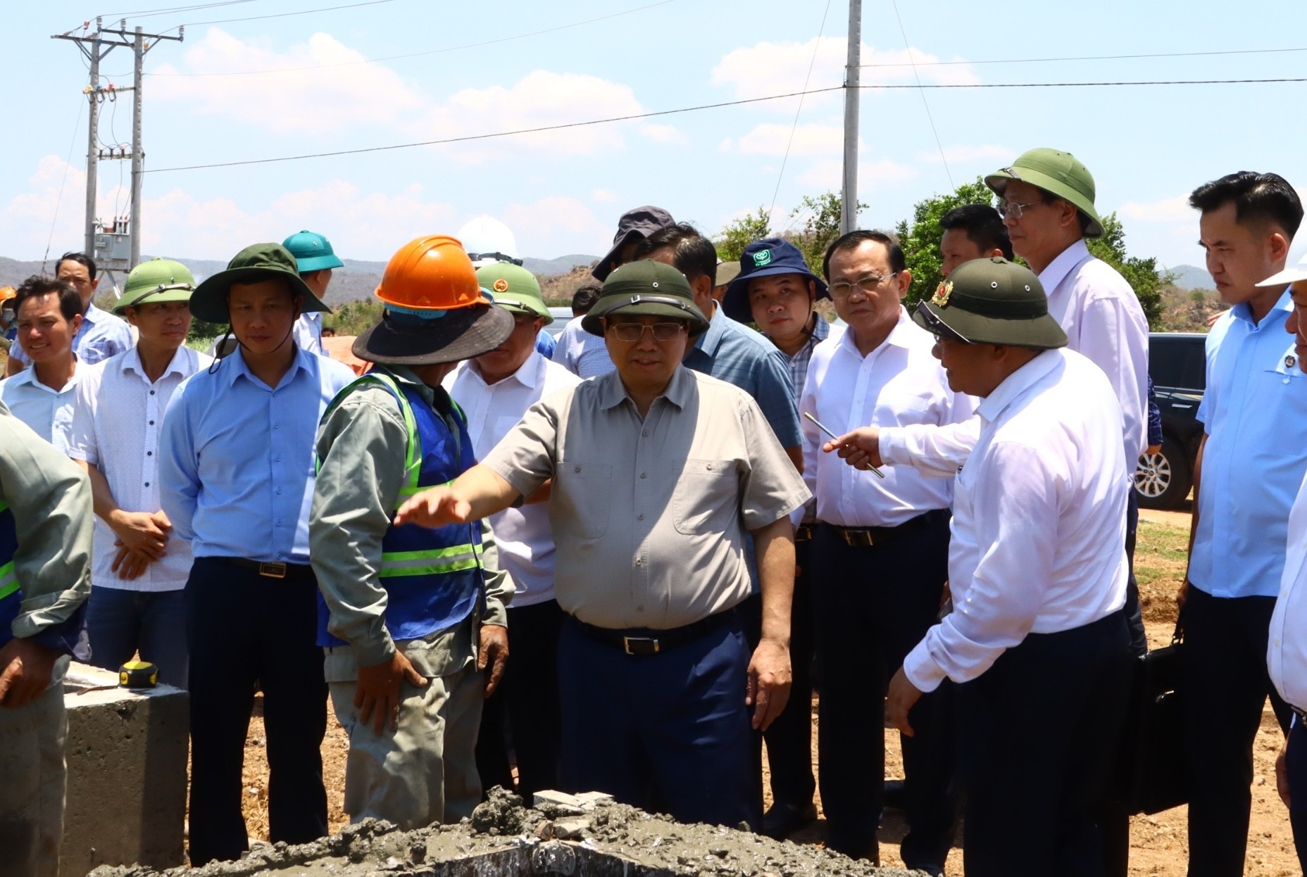 Thủ tướng Phạm Minh Chính khảo sát việc vận hành hệ thống thủy lợi Tân Mỹ. Ảnh: A.T