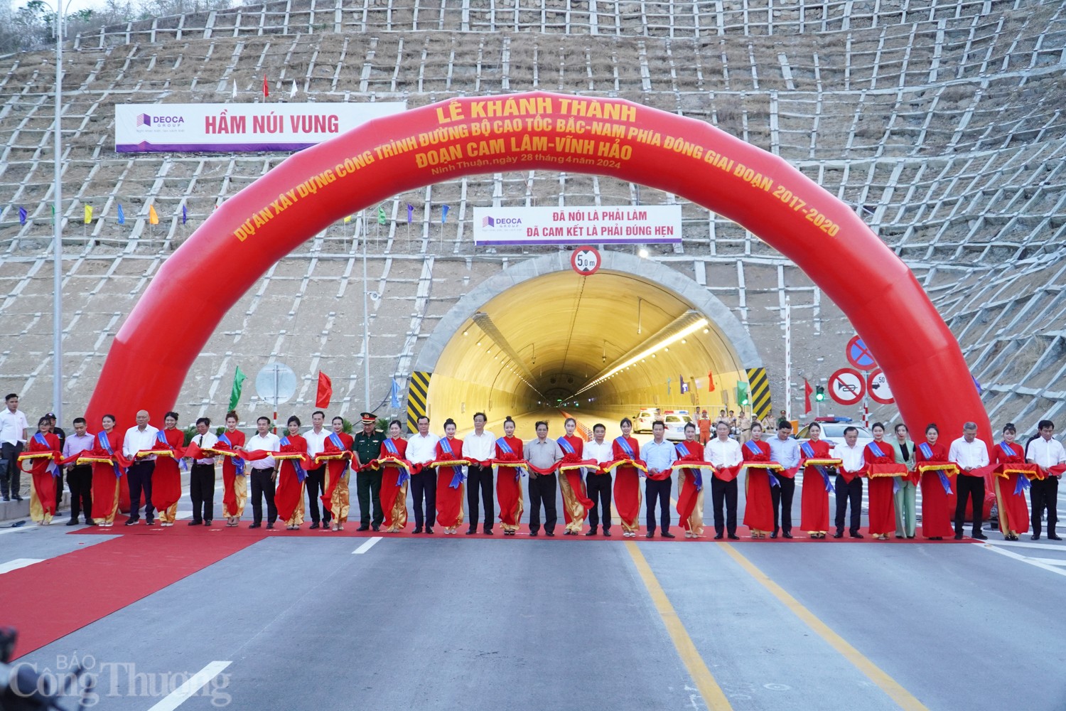 Thủ tướng Phạm Minh Chính cắt băng khánh thành cao tốc Cam Lâm - Vĩnh Hảo