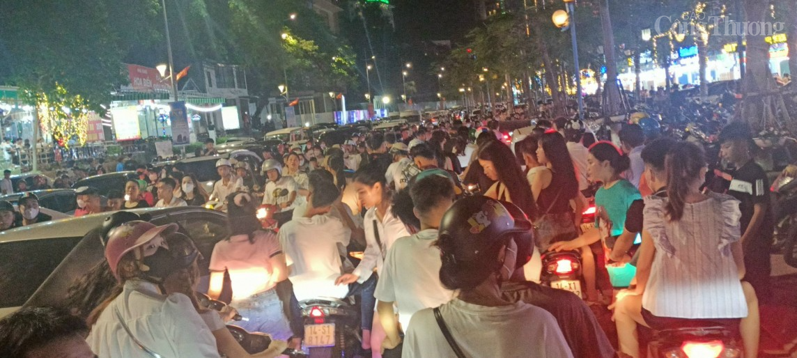 "Biển người" chật cứng tại lễ khai mạc Carnaval Hạ Long 2024 "Biển người" chật cứng tại lễ khai mạc Carnaval Hạ Long 2024