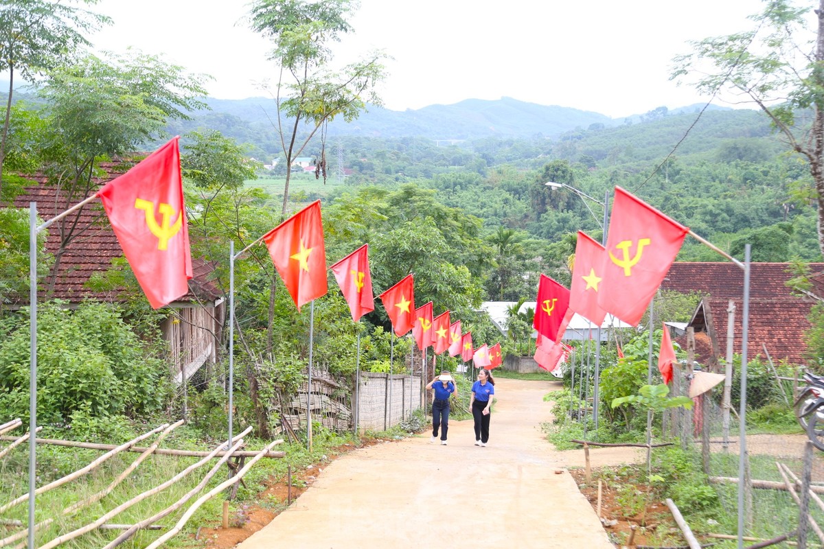 Rực rỡ cờ hoa chào mừng 49 năm Ngày Giải phóng miền Nam, thống nhất đất nước