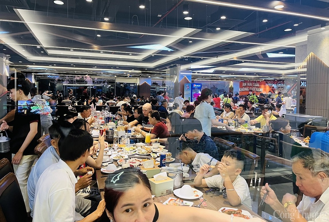 TP. Hồ Chí Minh: Siêu thị, trung tâm thương mại đông nghẹt khách trong ngày 30/4 TP. Hồ Chí Minh: Siêu thị, trung tâm thương mại đông nghẹt khách trong ngày 30/4