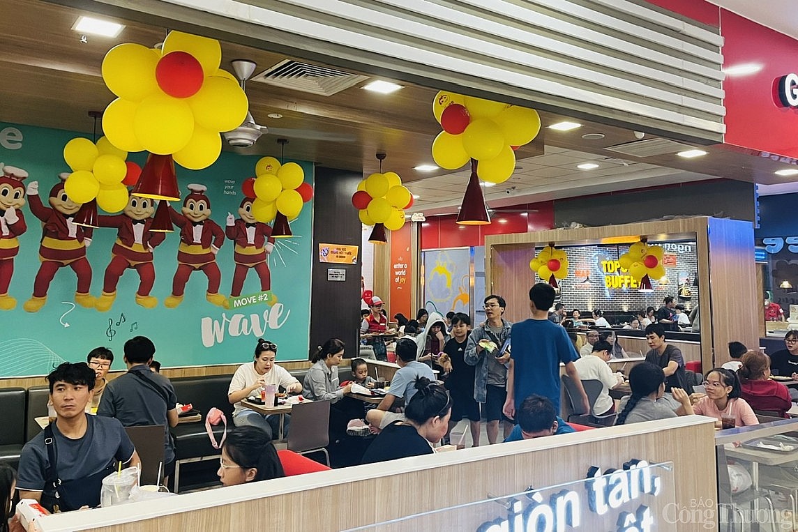 TP. Hồ Chí Minh: Siêu thị, trung tâm thương mại đông nghẹt khách trong ngày 30/4 TP. Hồ Chí Minh: Siêu thị, trung tâm thương mại đông nghẹt khách trong ngày 30/4