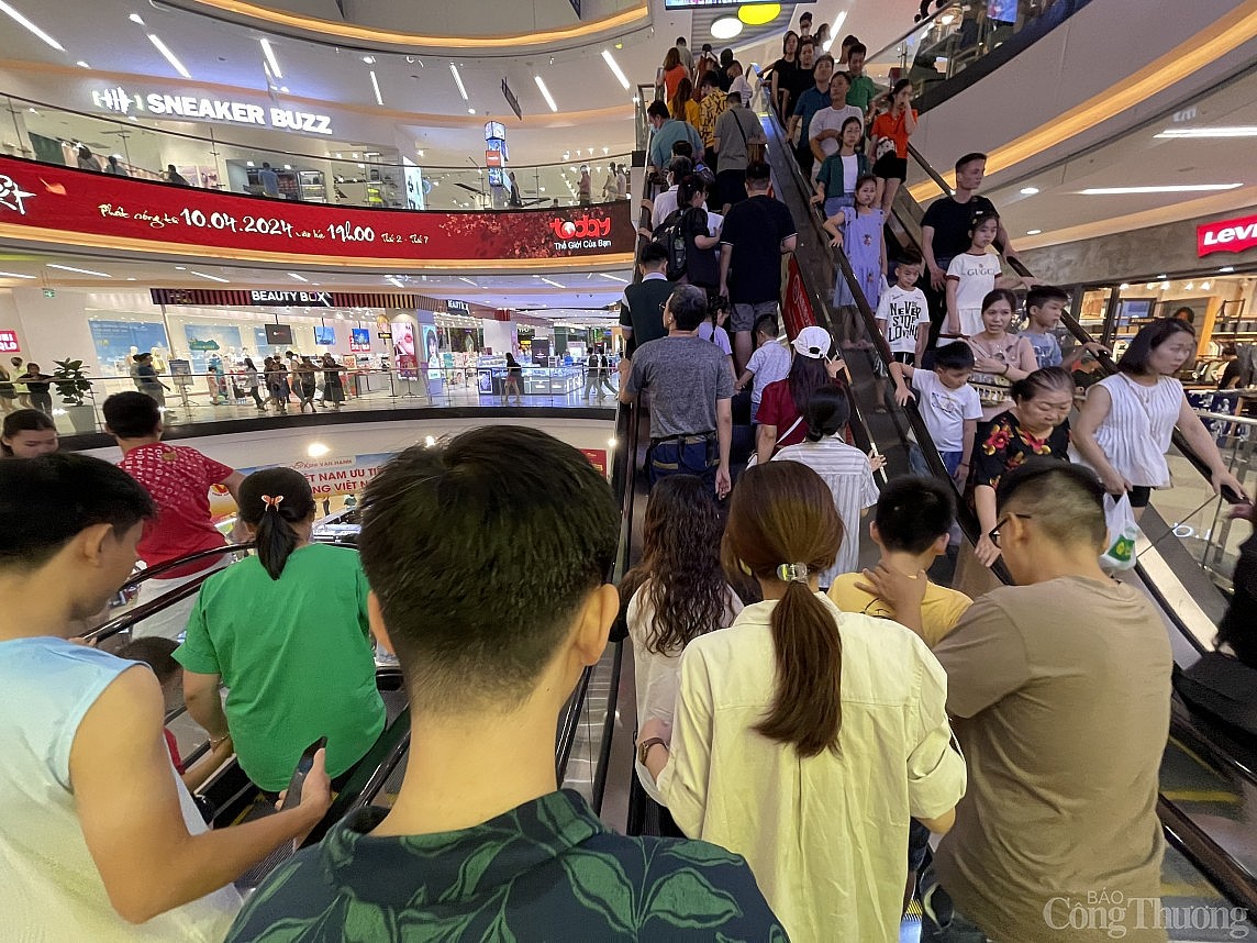 TP. Hồ Chí Minh: Siêu thị, trung tâm thương mại đông nghẹt khách trong ngày 30/4 TP. Hồ Chí Minh: Siêu thị, trung tâm thương mại đông nghẹt khách trong ngày 30/4