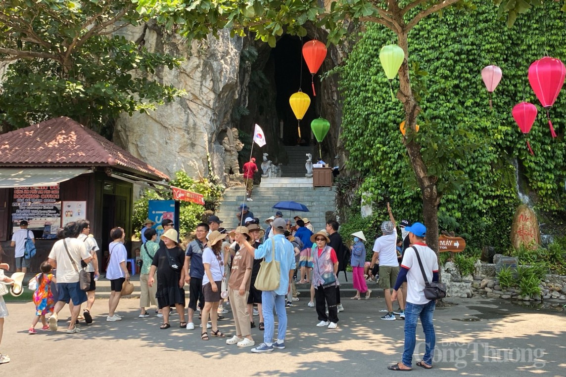 Đà Nẵng: Nắng nóng gay gắt, hàng nghìn người đổ xô ra biển giải nhiệt Đà Nẵng: Nắng nóng gay gắt, hàng nghìn người đổ xô ra biển giải nhiệt