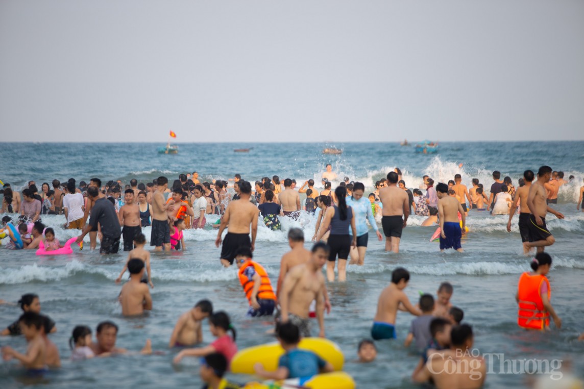 Đà Nẵng: Nắng nóng gay gắt, hàng nghìn người đổ xô ra biển giải nhiệt Đà Nẵng: Nắng nóng gay gắt, hàng nghìn người đổ xô ra biển giải nhiệt