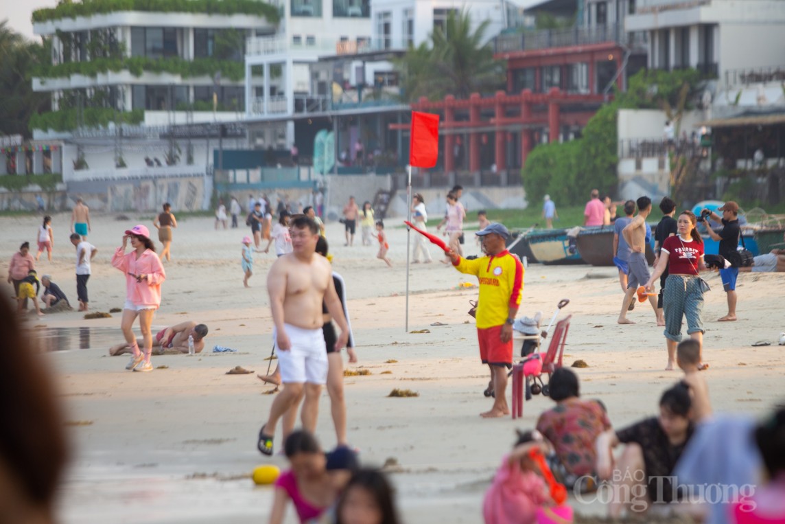 Đà Nẵng: Nắng nóng gay gắt, hàng nghìn người đổ xô ra biển giải nhiệt Đà Nẵng: Nắng nóng gay gắt, hàng nghìn người đổ xô ra biển giải nhiệt