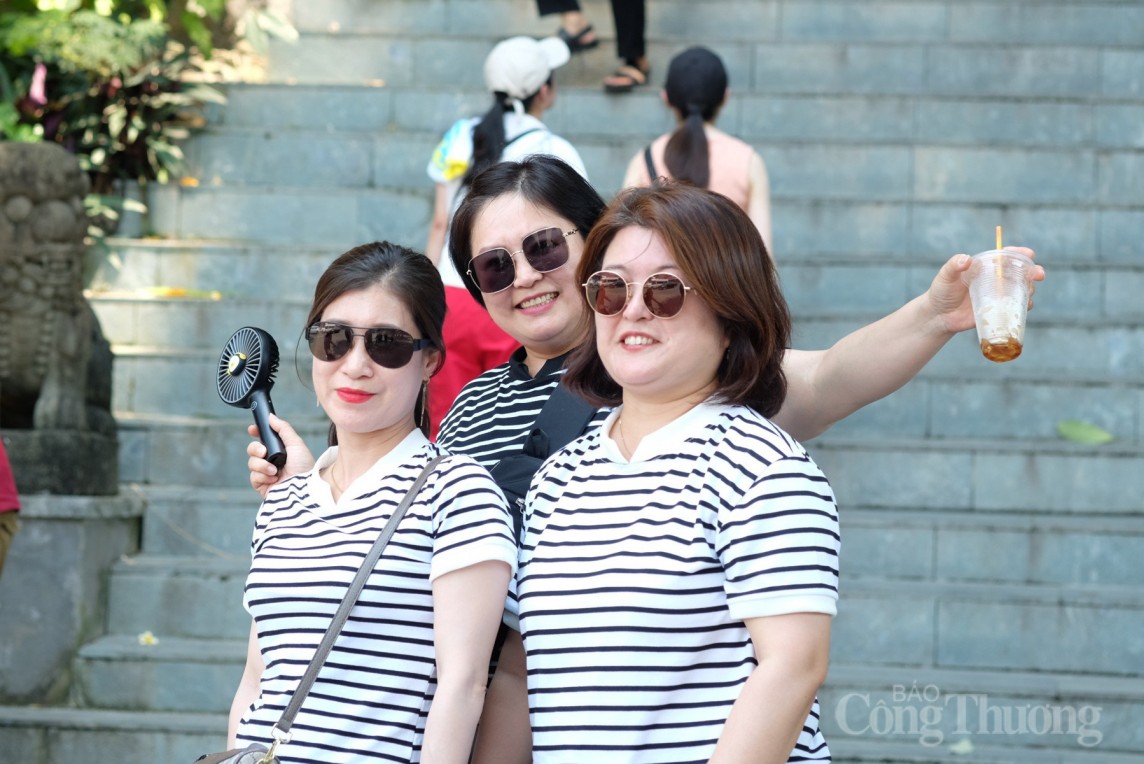 Đà Nẵng: Nắng nóng gay gắt, hàng nghìn người đổ xô ra biển giải nhiệt Đà Nẵng: Nắng nóng gay gắt, hàng nghìn người đổ xô ra biển giải nhiệt