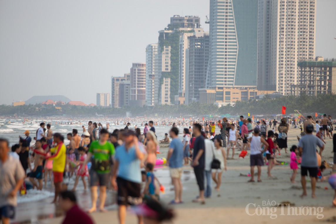 Đà Nẵng: Nắng nóng gay gắt, hàng nghìn người đổ xô ra biển giải nhiệt Đà Nẵng: Nắng nóng gay gắt, hàng nghìn người đổ xô ra biển giải nhiệt