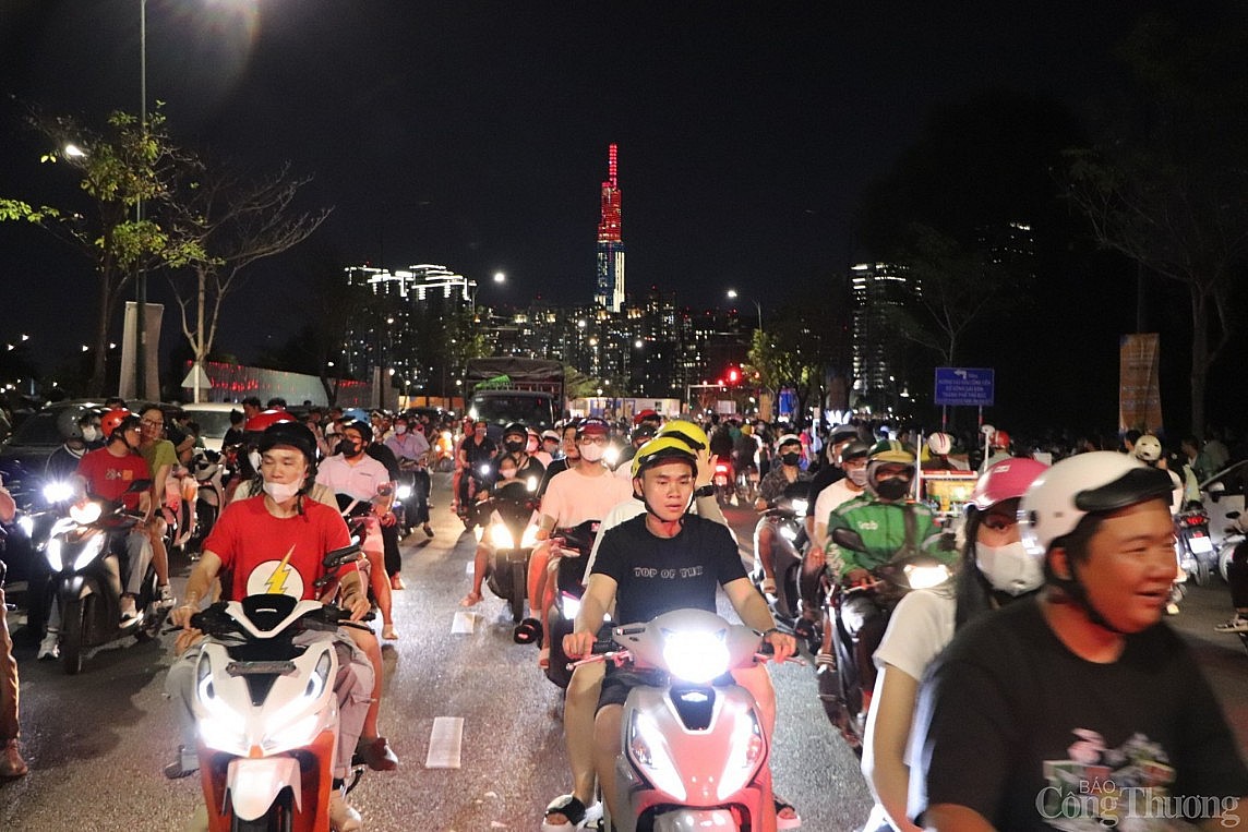 TP. Hồ Chí Minh: Người dân mãn nhãn với màn pháo hoa rực sáng trên nền trời