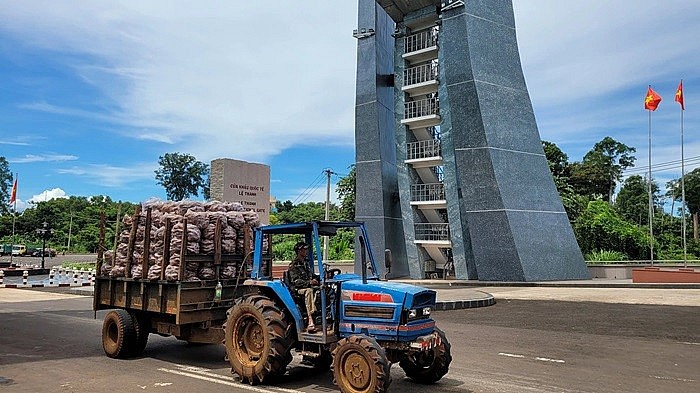 Vận tải hàng hóa tại cửa khẩu Quốc tế Lệ Thanh, Đức Cơ, Gia Lai. Ảnh: VY.