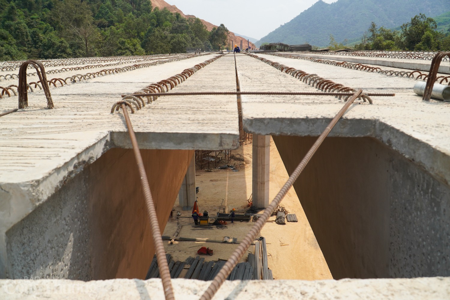 Vượt nắng thi công cầu dài nhất cao tốc Vân Phong - Nha Trang