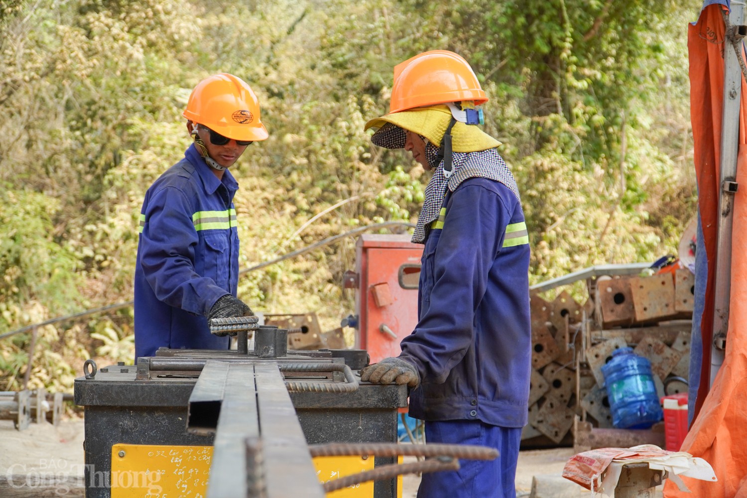 Vượt nắng thi công cầu dài nhất cao tốc Vân Phong - Nha Trang