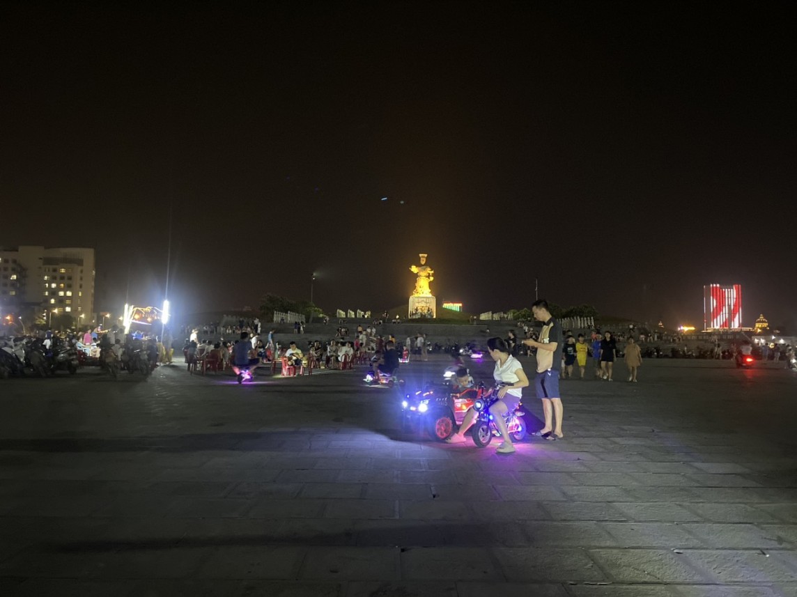 Ninh Bình: Nhiều rủi ro từ hoạt động trò chơi xe điện tại Quảng trường Đinh Tiên Hoàng Đế Ninh Bình: Nhiều rủi ro từ hoạt động trò chơi xe điện tại Quảng trường Đinh Tiên Hoàng Đế