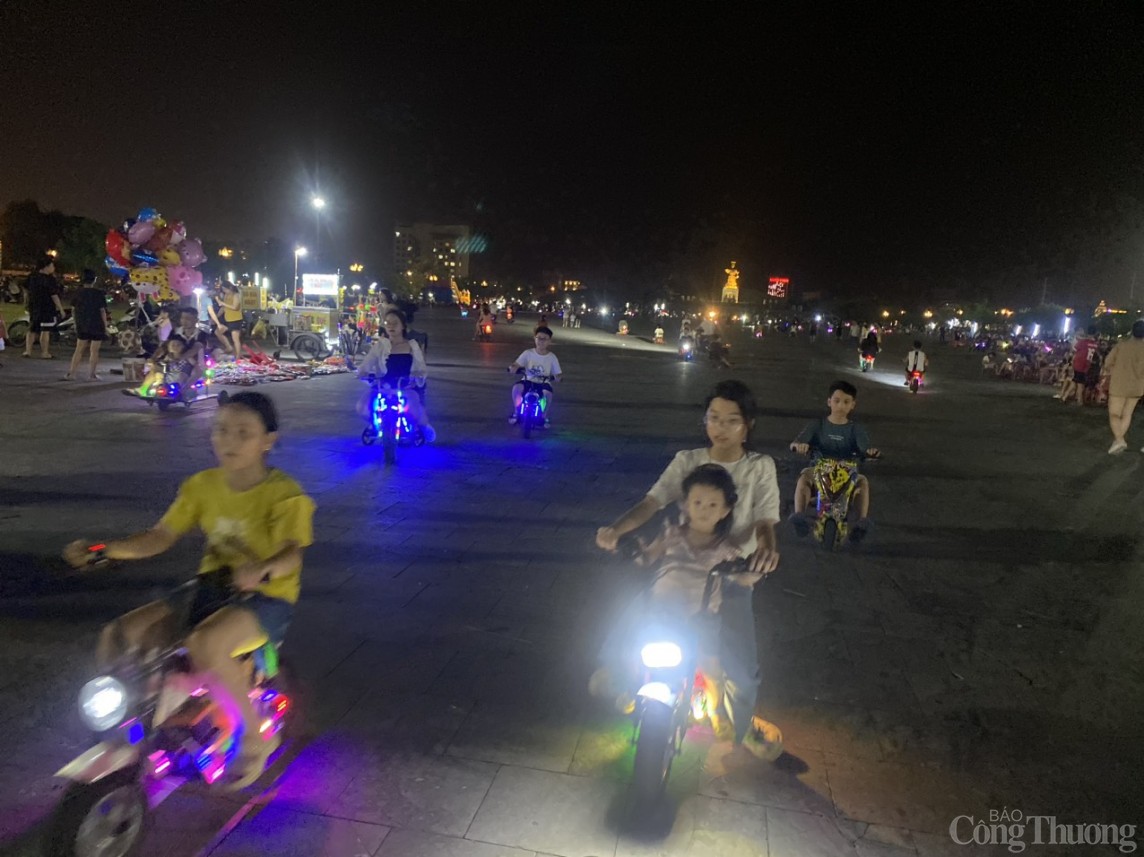 Ninh Bình: Lộn xộn, nhiều rủi ro từ hoạt động xe điện trò chơi tại Quảng trường Đinh Tiên Hoàng Đế Ninh Bình: Lộn xộn, nhiều rủi ro từ hoạt động xe điện trò chơi tại Quảng trường Đinh Tiên Hoàng Đế
