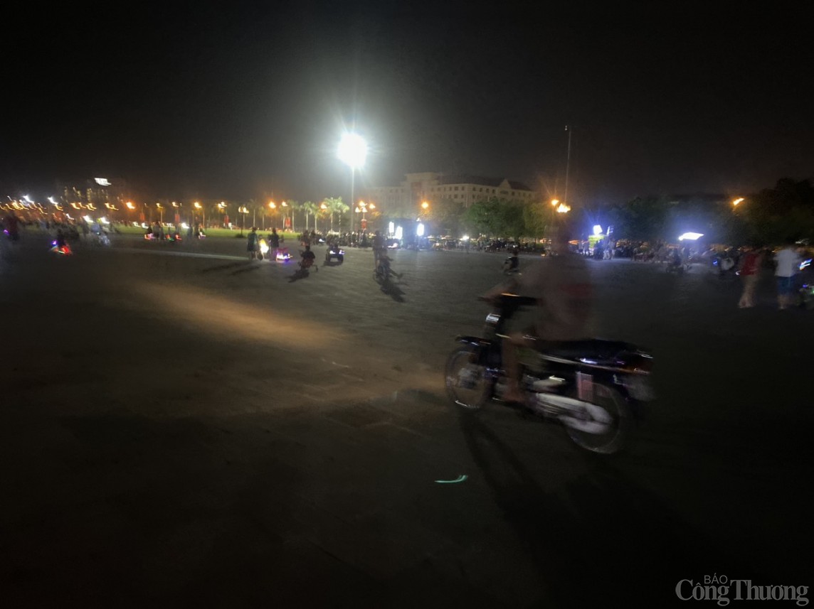 Ninh Bình: Lộn xộn, nhiều rủi ro từ hoạt động xe điện trò chơi tại Quảng trường Đinh Tiên Hoàng Đế Ninh Bình: Lộn xộn, nhiều rủi ro từ hoạt động xe điện trò chơi tại Quảng trường Đinh Tiên Hoàng Đế