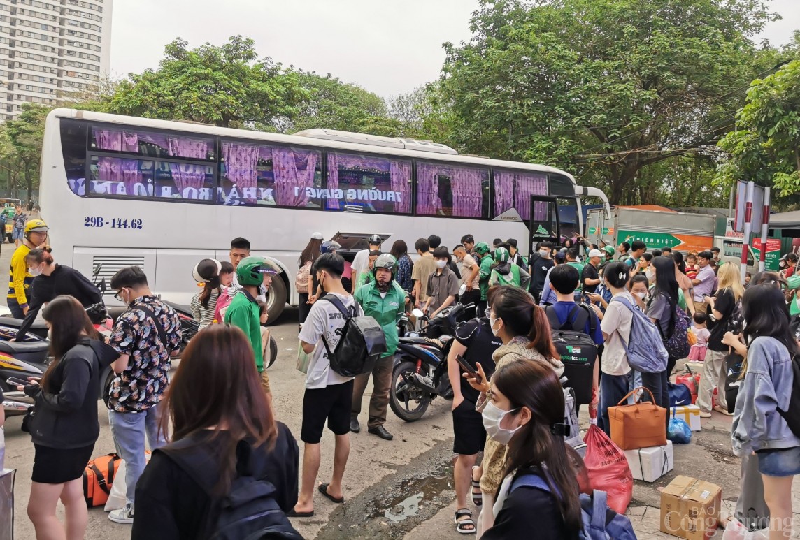 Người dân đội quà quê, ùn ùn trở lại Hà Nội Người dân đội quà quê, ùn ùn trở lại Hà Nội