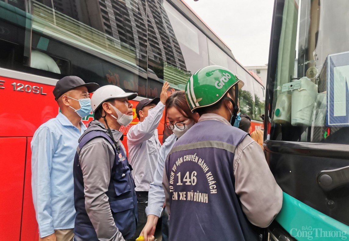 Người dân đội quà quê, ùn ùn trở lại Hà Nội Người dân đội quà quê, ùn ùn trở lại Hà Nội