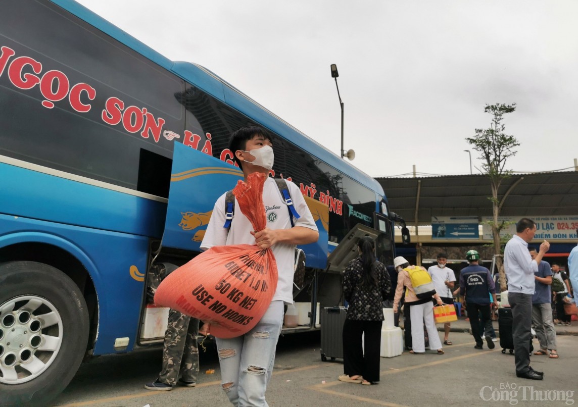 Người dân đội quà quê, ùn ùn trở lại Hà Nội