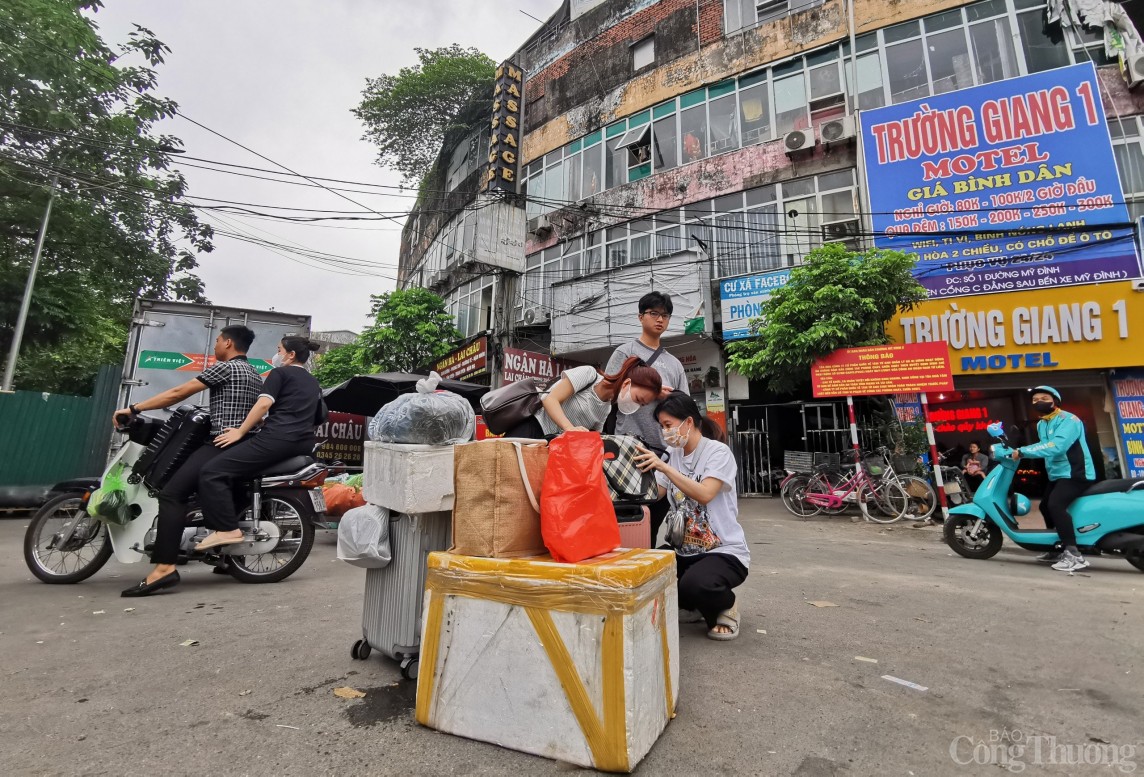 Người dân đội quà quê, ùn ùn trở lại Hà Nội