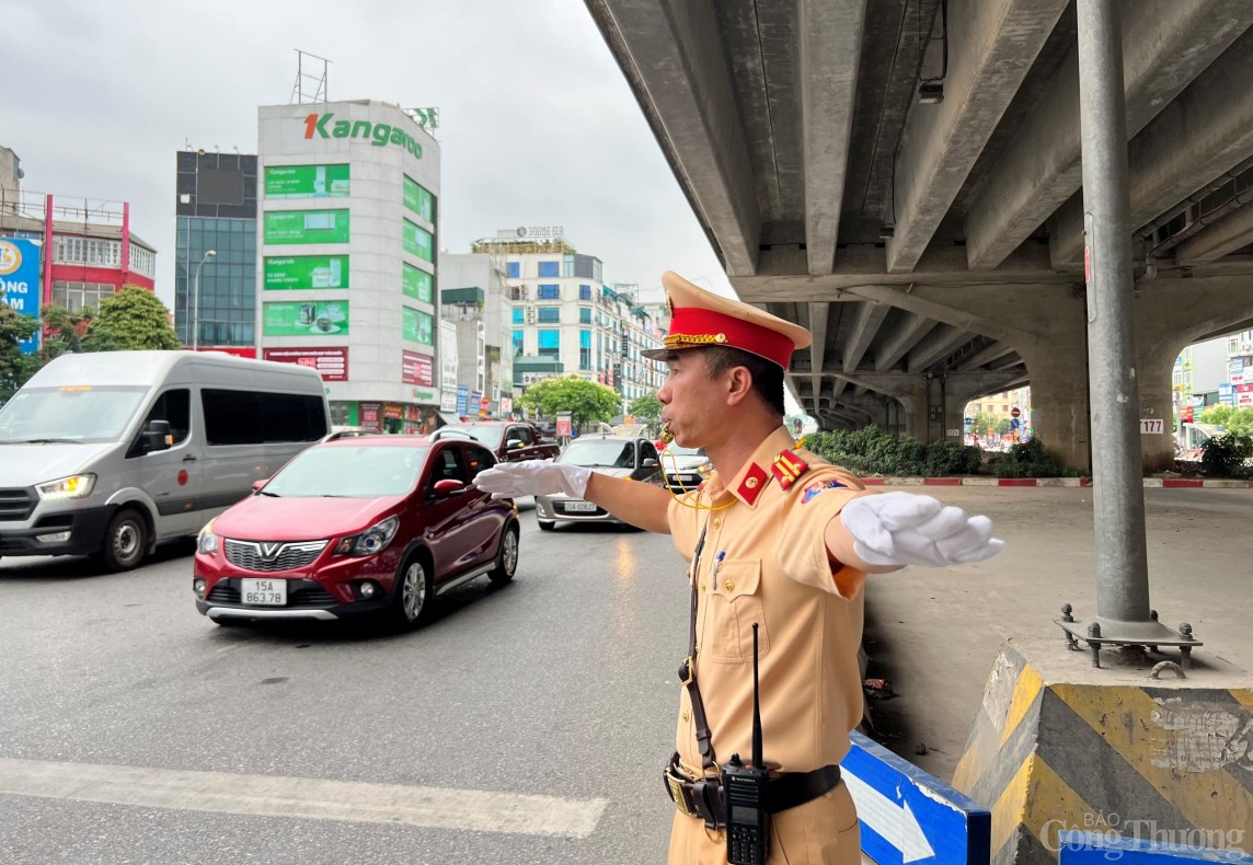 Người dân đội quà quê, ùn ùn trở lại Hà Nội