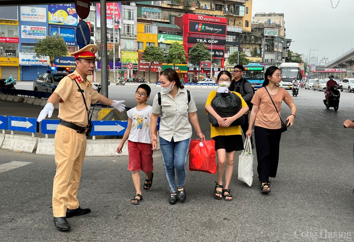 Người dân đội quà quê, ùn ùn trở lại Hà Nội