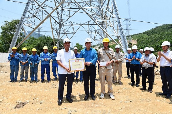 Khen thưởng kịp thời các đơn vị có thành tích tham gia thi công đường dây 500kV mạch 3