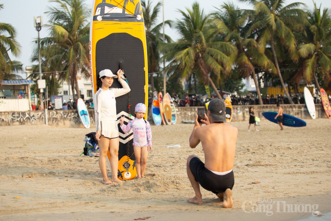 Giới trẻ Đà Nẵng đổ xô chèo SUP ngắm bình minh