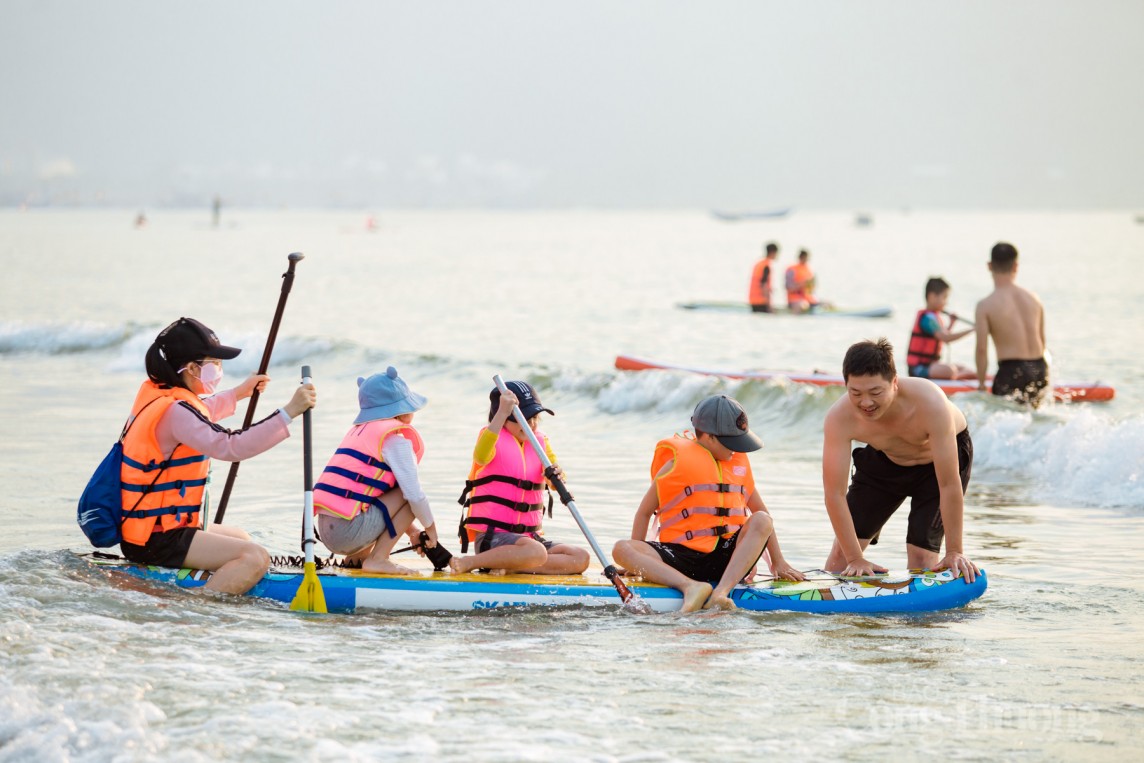 Giới trẻ Đà Nẵng đổ xô chèo SUP ngắm bình minh