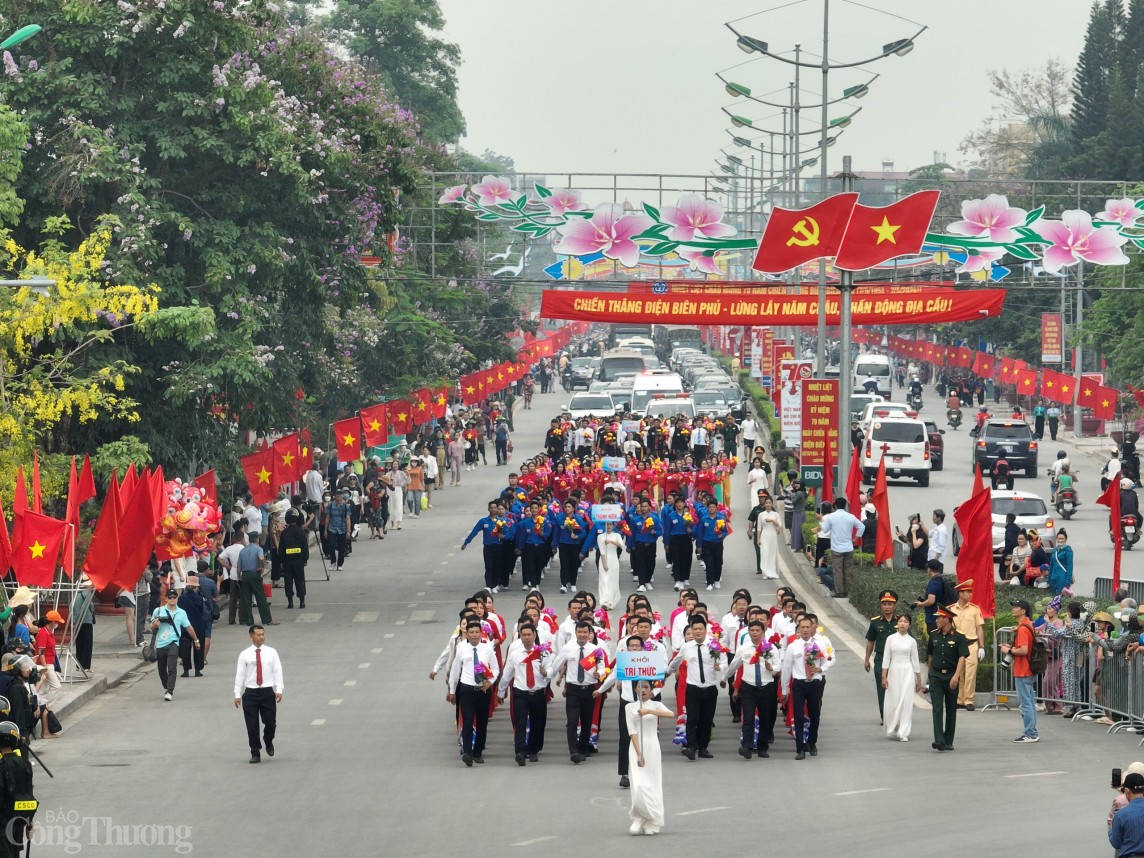 Vạn quân hùng cùng pháo, trực thăng tổng duyệt trước ngày kỷ niệm Chiến thắng Điện Biên Phủ