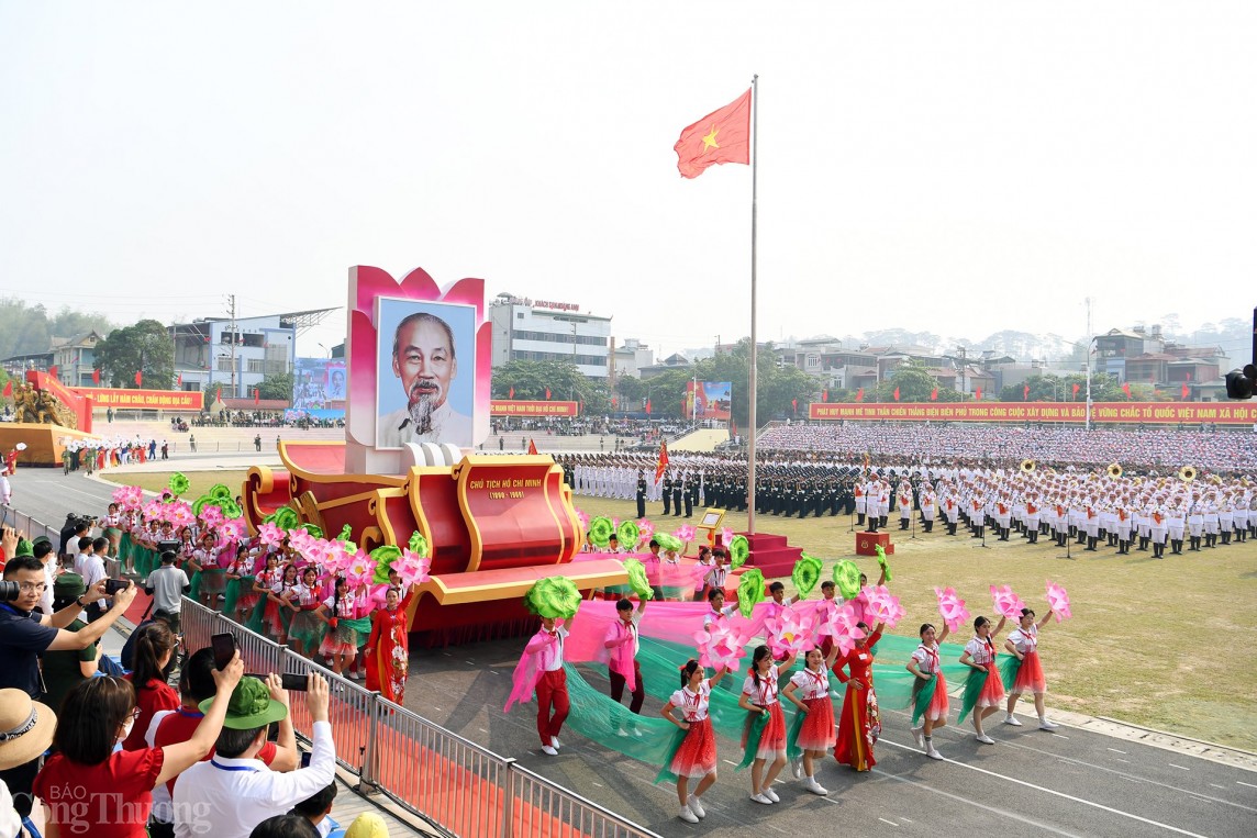 Vạn quân hùng cùng pháo, trực thăng tổng duyệt trước ngày kỷ niệm Chiến thắng Điện Biên Phủ