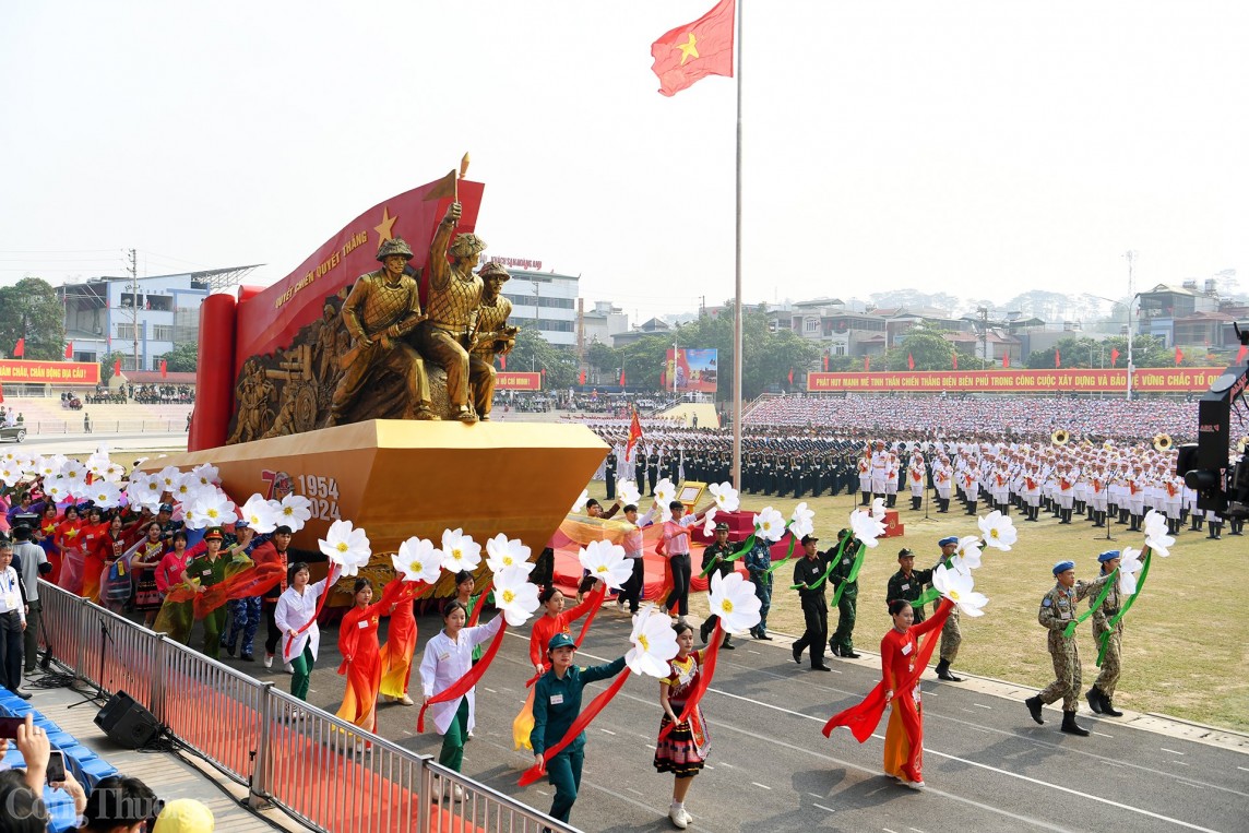 Vạn quân hùng cùng pháo, trực thăng tổng duyệt trước ngày kỷ niệm Chiến thắng Điện Biên Phủ