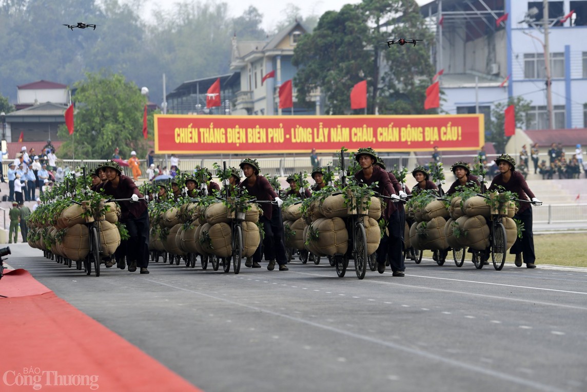 Vạn quân hùng cùng pháo, trực thăng tổng duyệt trước ngày kỷ niệm Chiến thắng Điện Biên Phủ