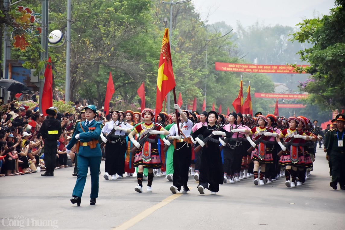 Vạn quân hùng cùng pháo, trực thăng tổng duyệt trước ngày kỷ niệm Chiến thắng Điện Biên Phủ