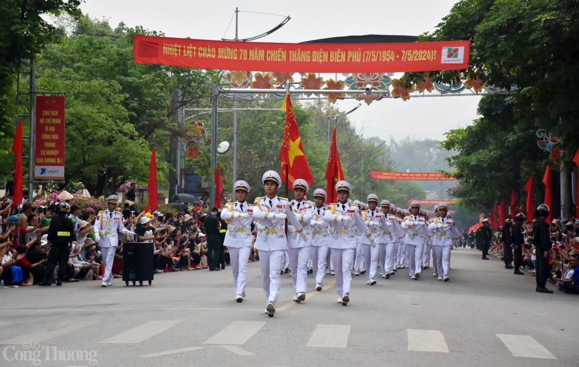 Vạn quân hùng cùng pháo, trực thăng tổng duyệt trước ngày kỷ niệm Chiến thắng Điện Biên Phủ