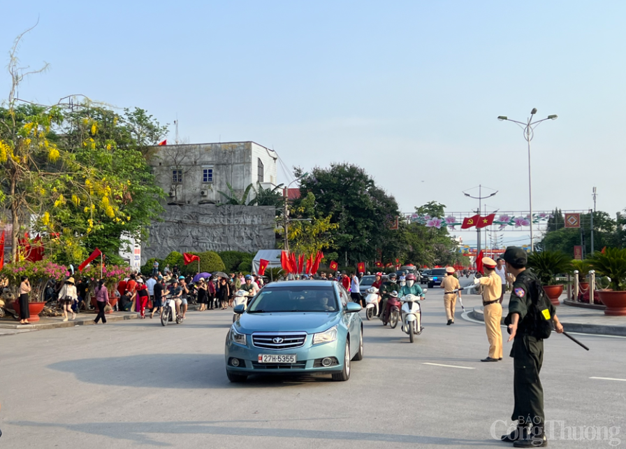 Màn lễ hội ánh sáng hàng trăm drone tạo hình trên bầu trời Điện Biên Phủ Màn lễ hội ánh sáng hàng trăm drone tạo hình trên bầu trời Điện Biên Phủ