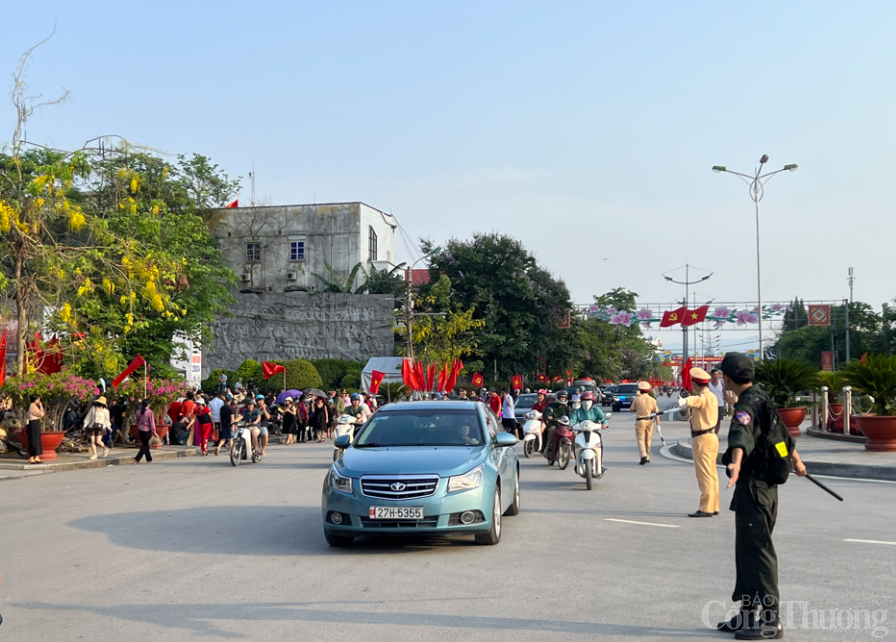 Màn lễ hội ánh sáng hàng trăm drone tạo hình trên bầu trời Điện Biên Phủ