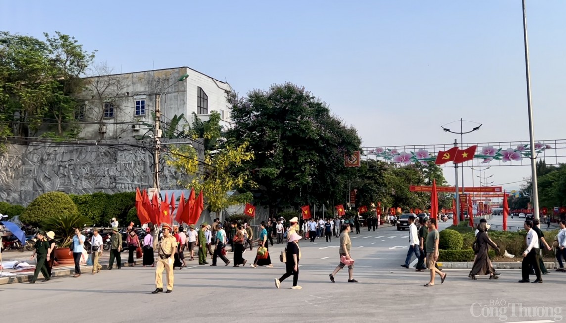 Màn lễ hội ánh sáng hàng trăm drone tạo hình trên bầu trời Điện Biên Phủ Màn lễ hội ánh sáng hàng trăm drone tạo hình trên bầu trời Điện Biên Phủ