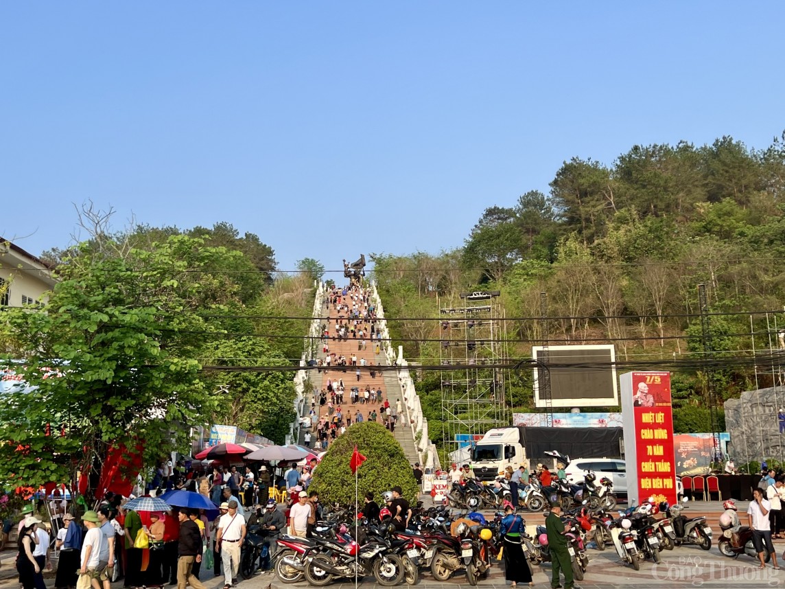 Màn lễ hội ánh sáng hàng trăm drone tạo hình trên bầu trời Điện Biên Phủ Màn lễ hội ánh sáng hàng trăm drone tạo hình trên bầu trời Điện Biên Phủ