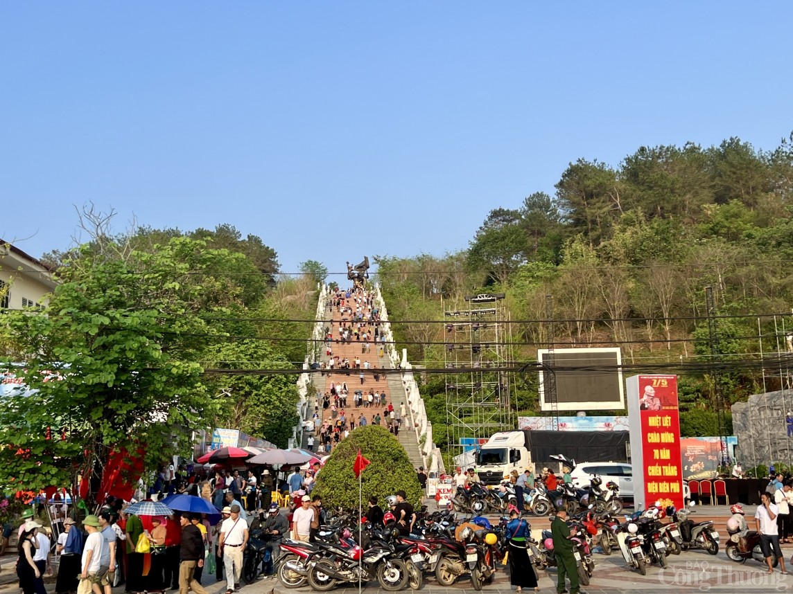 Màn lễ hội ánh sáng hàng trăm drone tạo hình trên bầu trời Điện Biên Phủ