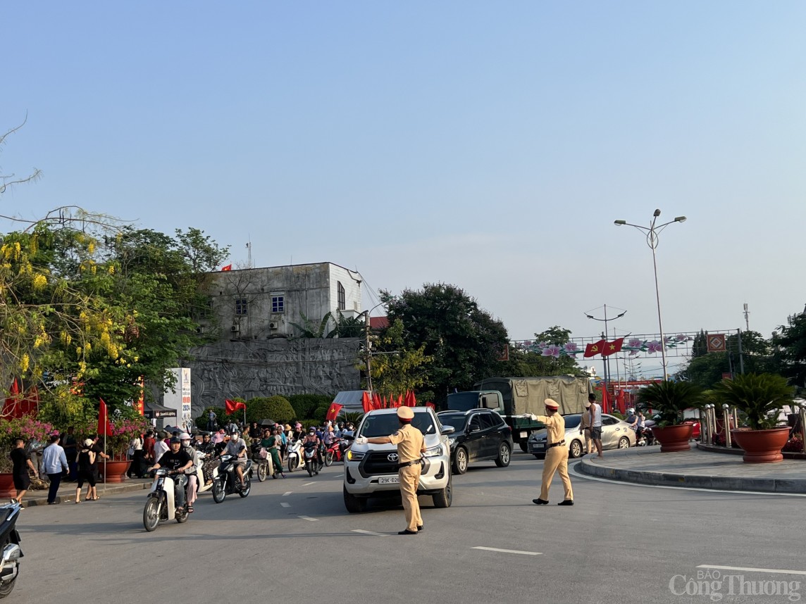 Màn lễ hội ánh sáng hàng trăm drone tạo hình trên bầu trời Điện Biên Phủ