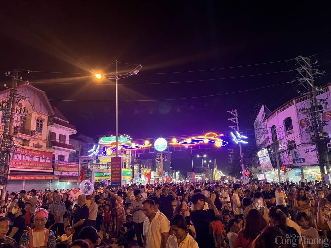 Biển người nô nức đón xem Chương trình nghệ thuật đặc biệt “Điện Biên Phủ - Mốc vàng lịch sử” Biển người nô nức đón xem Chương trình nghệ thuật đặc biệt “Điện Biên Phủ - Mốc vàng lịch sử”