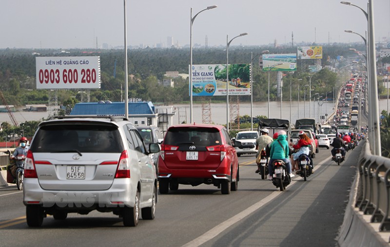 Khung giờ cấm xe tải nặng (xe 3 trục) là giờ cao điểm, thường xuất hiện ùn ứ phương tiện chờ qua cầu Rạch Miễu. Ảnh minh họa