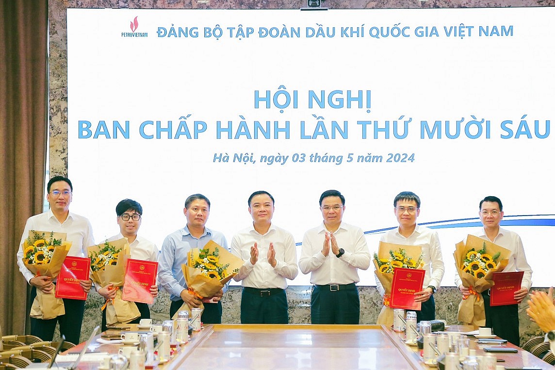 Lãnh đạo Đảng ủy Petrovietnam trao quyết định cho các đồng chí tham gia Ban Chấp hành