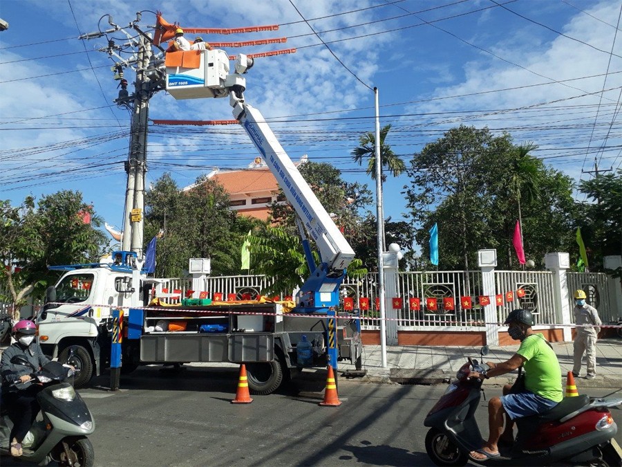 Thực hiện bảo trì hệ thống điện trên địa bàn tỉnh. Ảnh Báo Bình Thuận