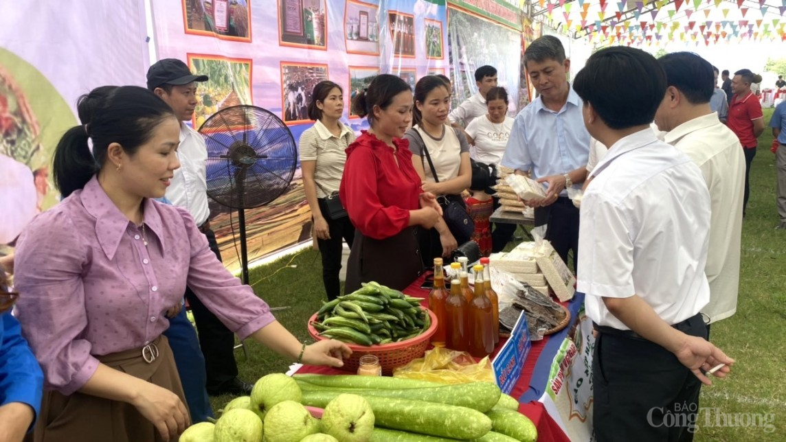 Thanh Hóa: Hàng loạt sản phẩm OCOP hội tụ tại Phiên chợ thực phẩm an toàn năm 2024 Thanh Hóa: Hàng loạt sản phẩm OCOP hội tụ tại Phiên chợ thực phẩm an toàn năm 2024