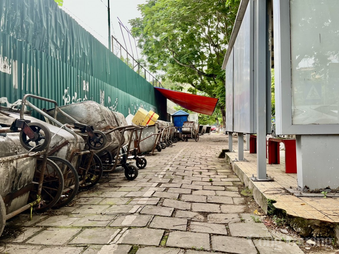 Hà Nội: Nhiều nhà chờ xe buýt bị chiếm dụng thành điểm tập kết phế liệu Hà Nội: Nhiều nhà chờ xe buýt bị chiếm dụng thành điểm tập kết phế liệu