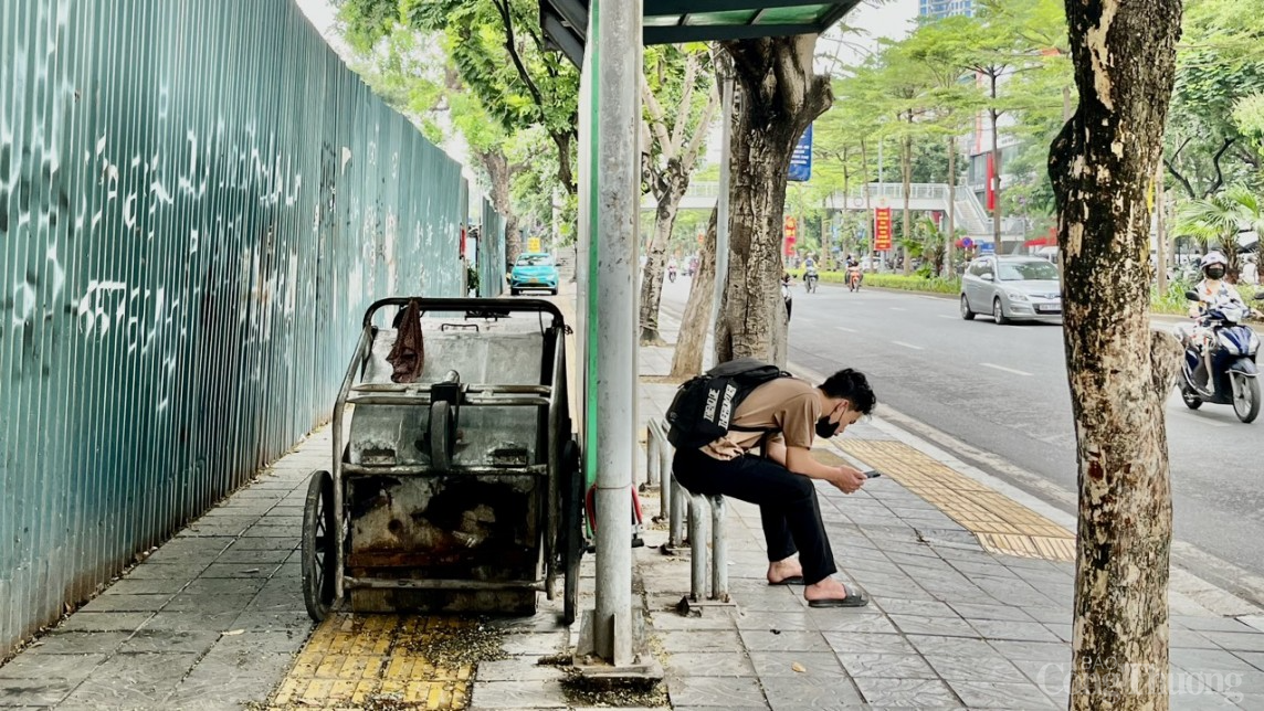 Hà Nội: Nhiều nhà chờ xe buýt bị chiếm dụng thành điểm tập kết phế liệu Hà Nội: Nhiều nhà chờ xe buýt bị chiếm dụng thành điểm tập kết phế liệu