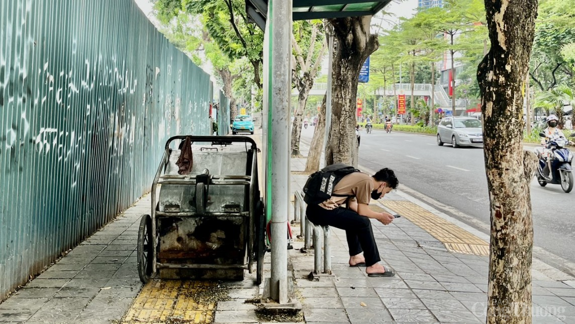 Hà Nội: Nhiều nhà chờ xe buýt bị chiếm dụng thành điểm tập kết phế liệu